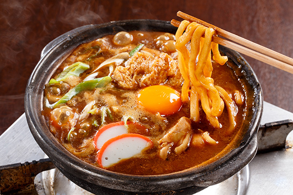山本屋大久手の味噌煮込みうどんを箸ですくう